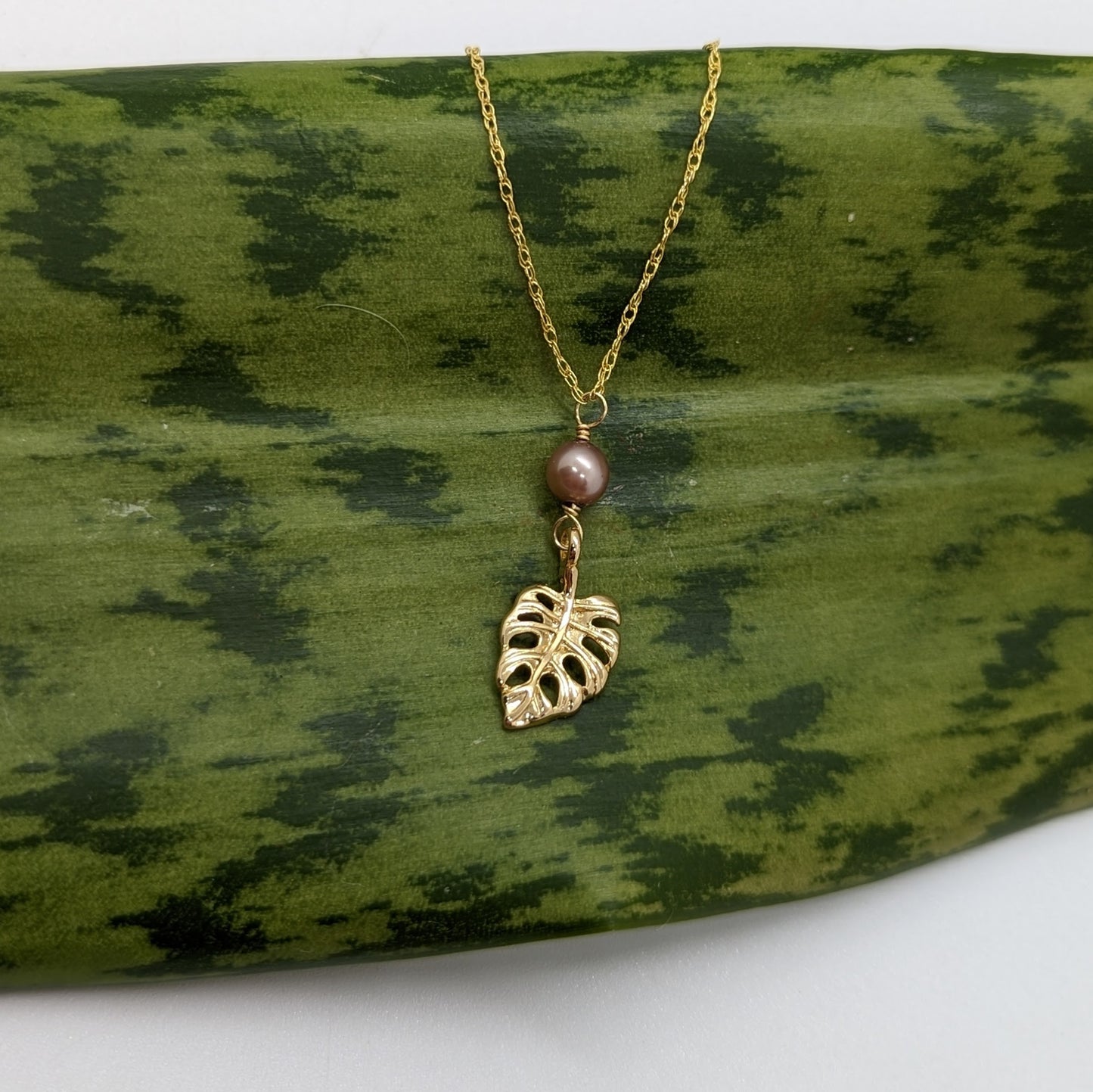 Monstera with Brown/Brick Freshwater Pearl